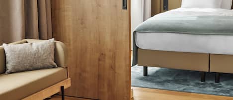 Premium bedding, minibar, iron/ironing board, free WiFi