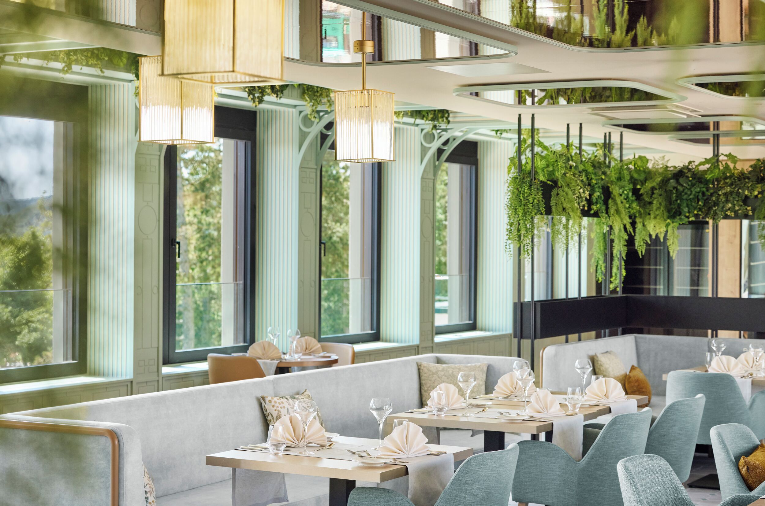 3 restaurants; breakfast, lunch, and dinner served