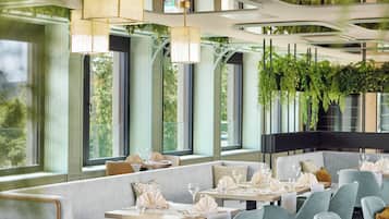 3 restaurants; breakfast, lunch, and dinner served