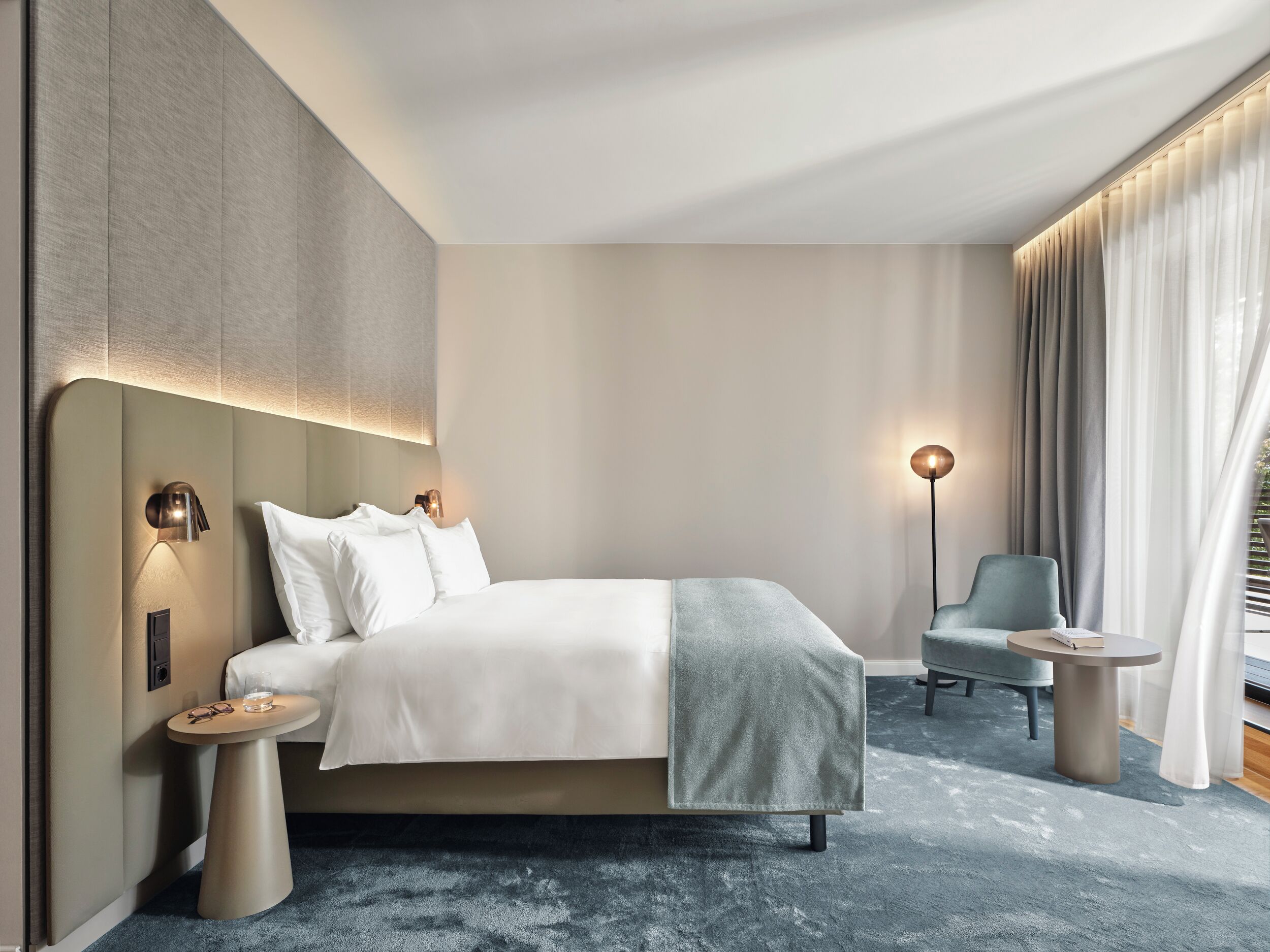Premium bedding, minibar, iron/ironing board, free WiFi