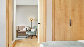 Deluxe Suite | Premium bedding, minibar, iron/ironing board, WiFi (free)