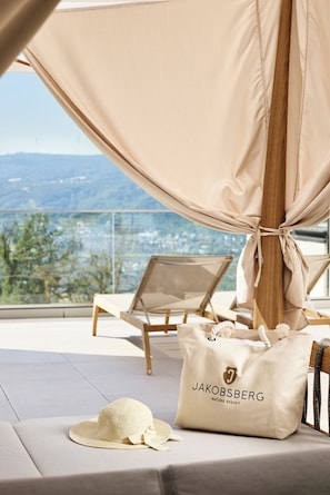 Piscine intérieure, piscine extérieure en saison, cabanas gratuites
