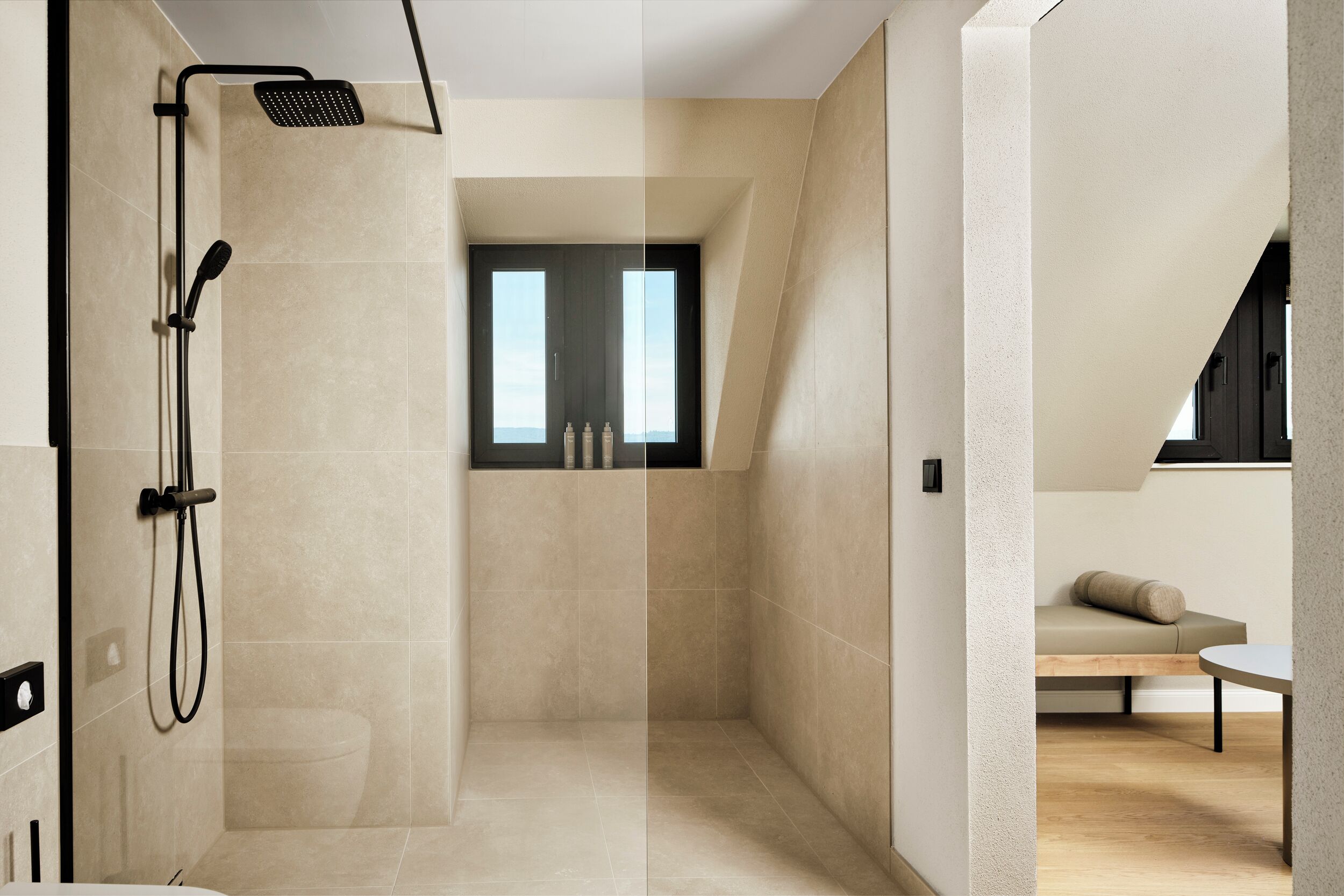 Deluxe-Suite | Badezimmer | Handtücher, Seife, Shampoo, Toilettenpapier