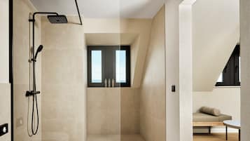 Deluxe-Suite | Badezimmer | Handtücher, Seife, Shampoo, Toilettenpapier