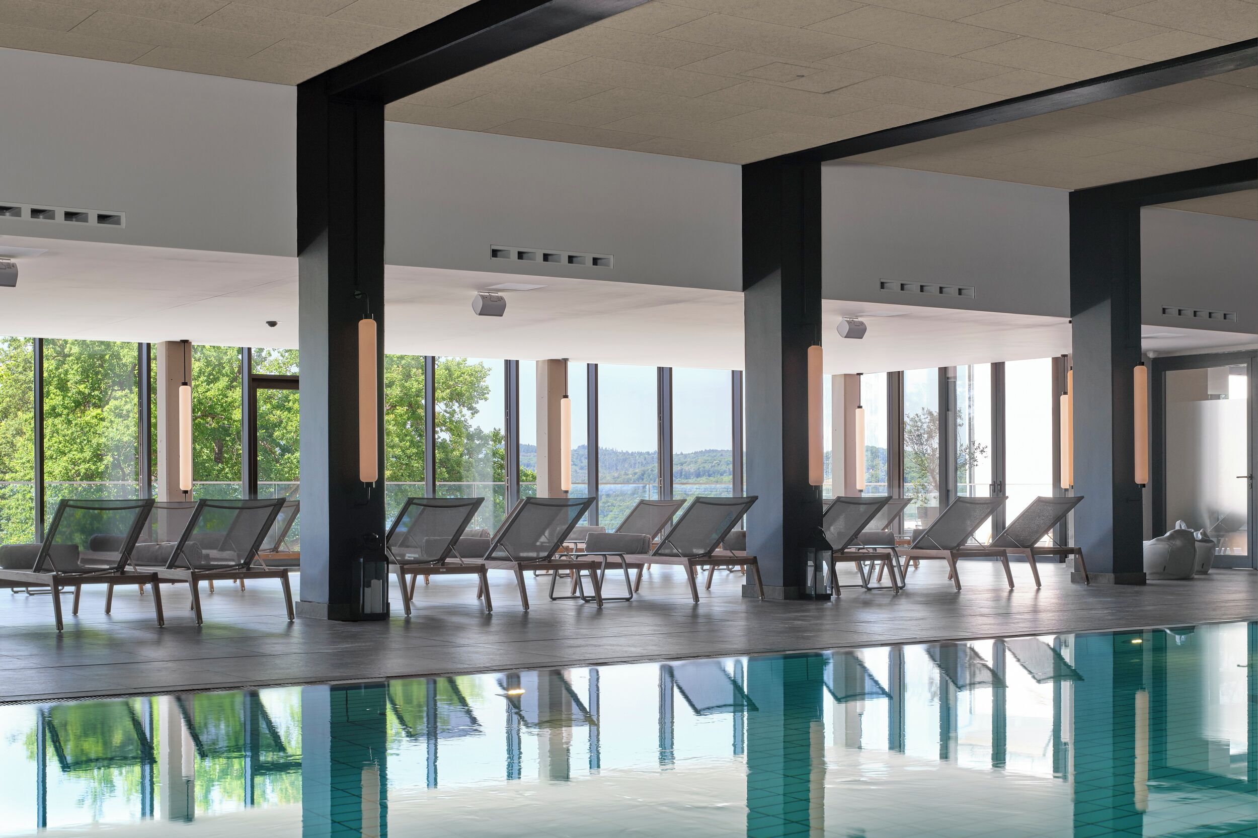 Piscine intérieure, piscine extérieure en saison, cabanas gratuites