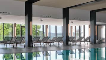Piscine intérieure, piscine extérieure en saison, cabanas gratuites