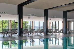 Una piscina techada, una piscina al aire libre de temporada