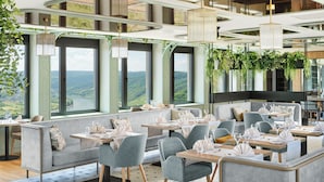 3 restaurantes; se sirven desayunos, comidas y cenas