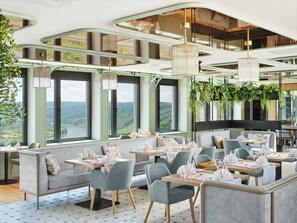 3 間餐廳；供應早餐、午餐和晚餐
