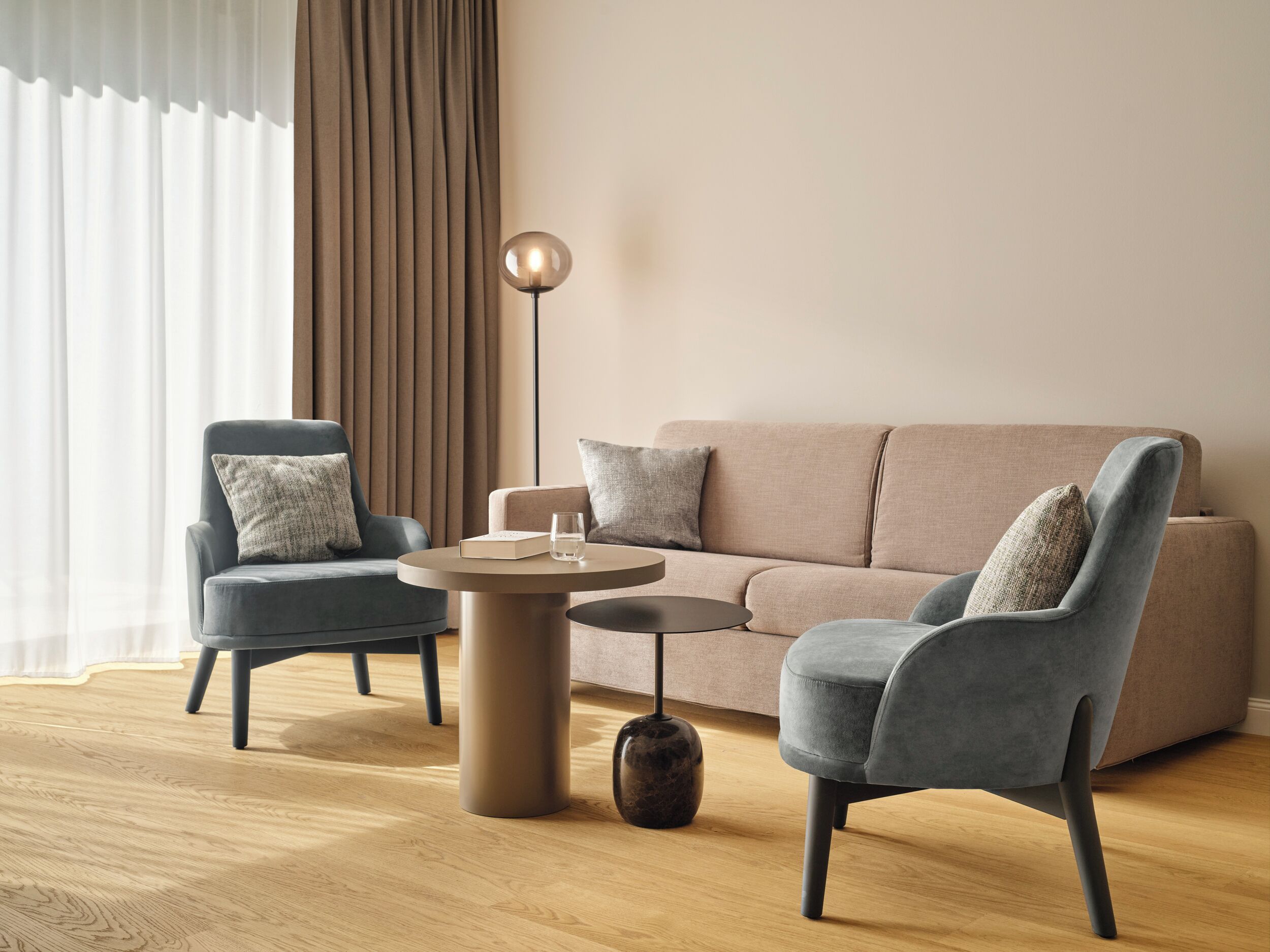 Ropa de cama de alta calidad, minibar y tabla de planchar con plancha 