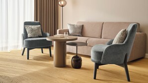 Suite junior, balcón | Ropa de cama de alta calidad, minibar y tabla de planchar con plancha