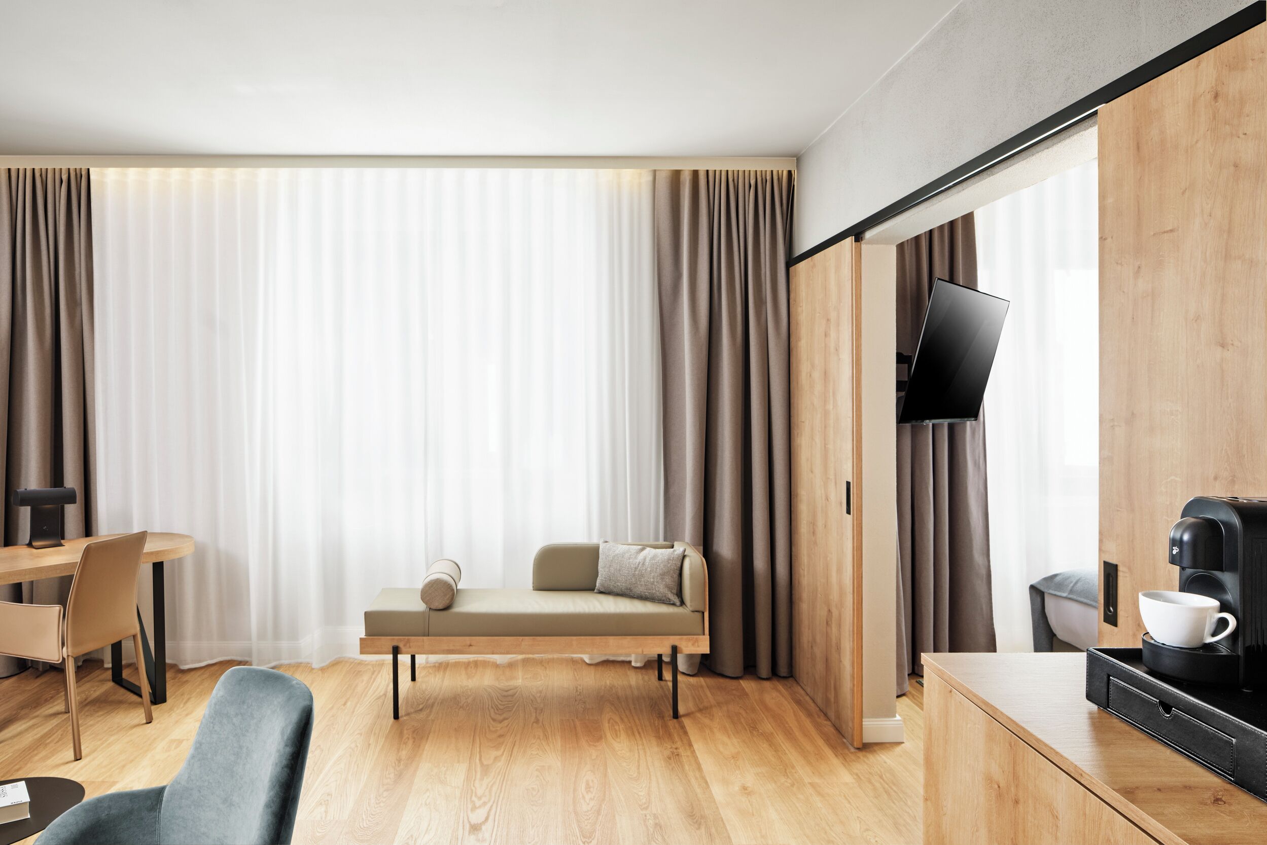 Suite junior | Ropa de cama de alta calidad, minibar y tabla de planchar con plancha 