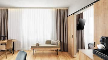 Suite junior | Ropa de cama de alta calidad, minibar y tabla de planchar con plancha