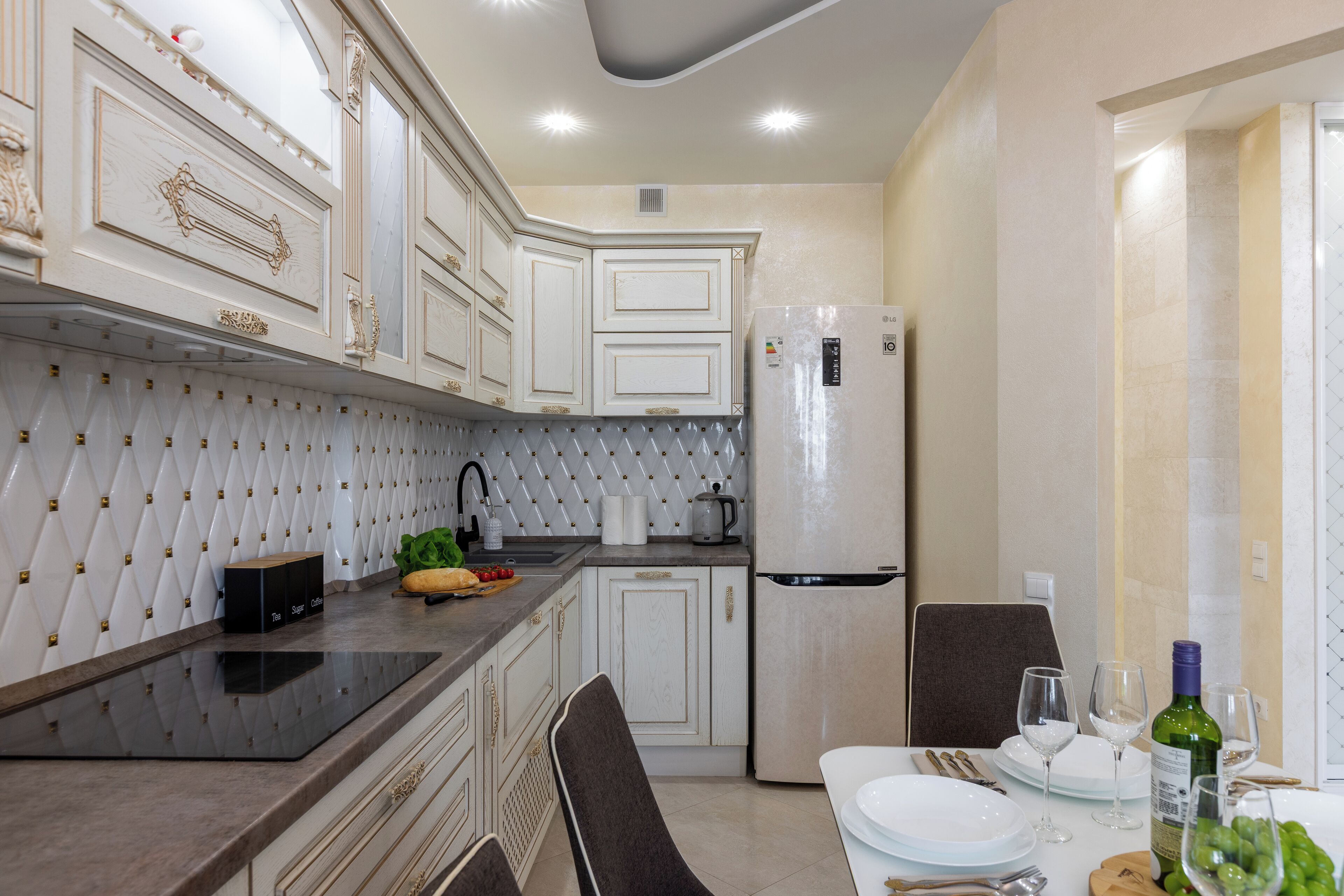 Comfort-huoneisto, parveke, näköala pihalle | Yksityinen keittiö | Vedenkeitin