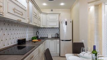 Comfort Apartment, Balcony, Courtyard View | Private kitchen | Electric kettle