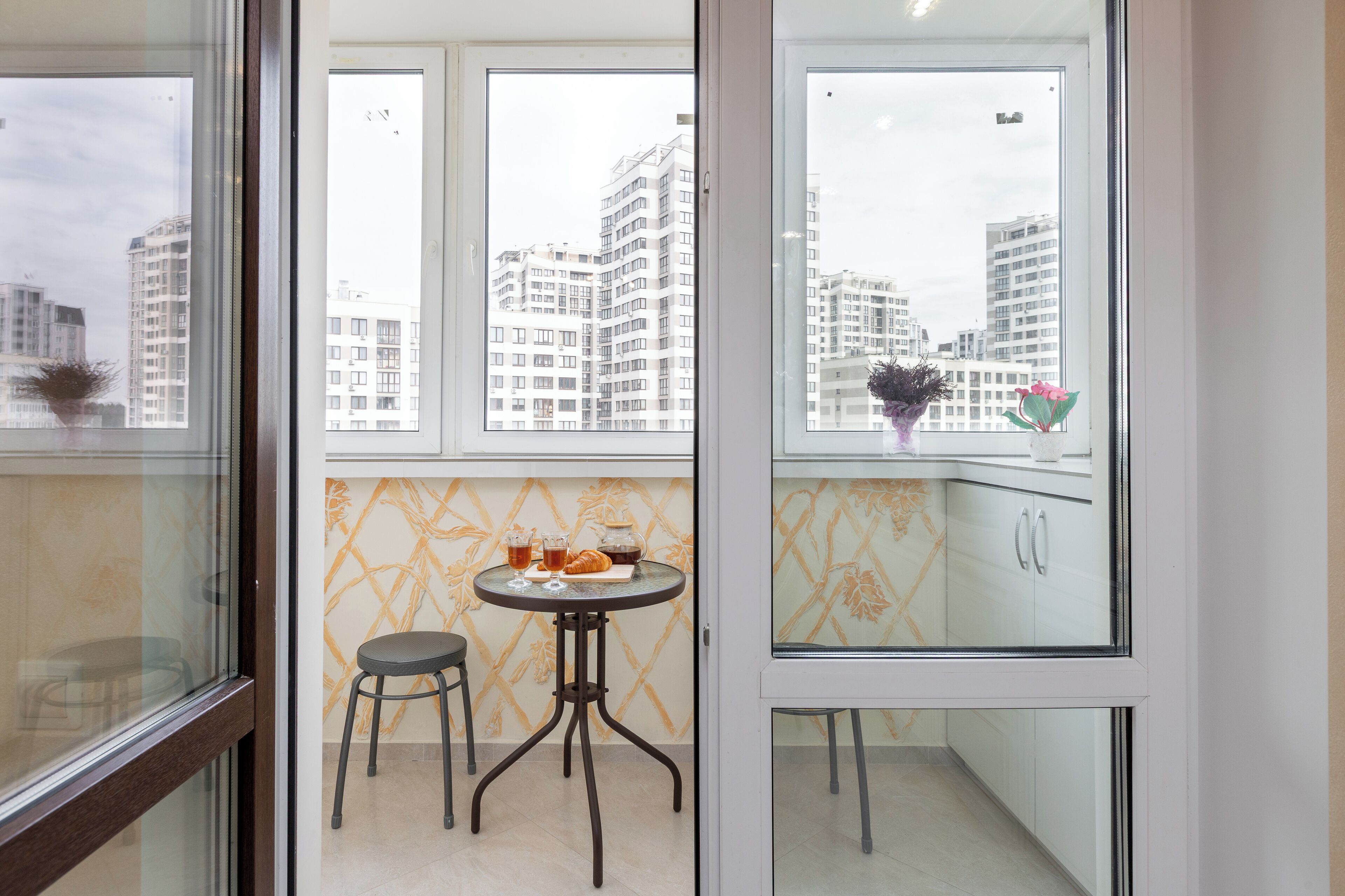 Departamento Confort, balcón, vista al patio | Balcón