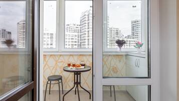 Departamento Confort, balcón, vista al patio | Balcón