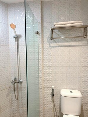 Dusj, håndklær, såpe og sjampo