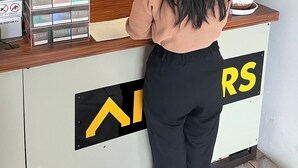 Una recepción con un letrero que dice "Djarum Coklat Extra Mocca" y una oferta de "Voucher Gratis".
