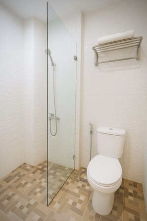 Habitación doble superior, 1 cama de matrimonio | Baño | Ducha, toallas, jabón y champú