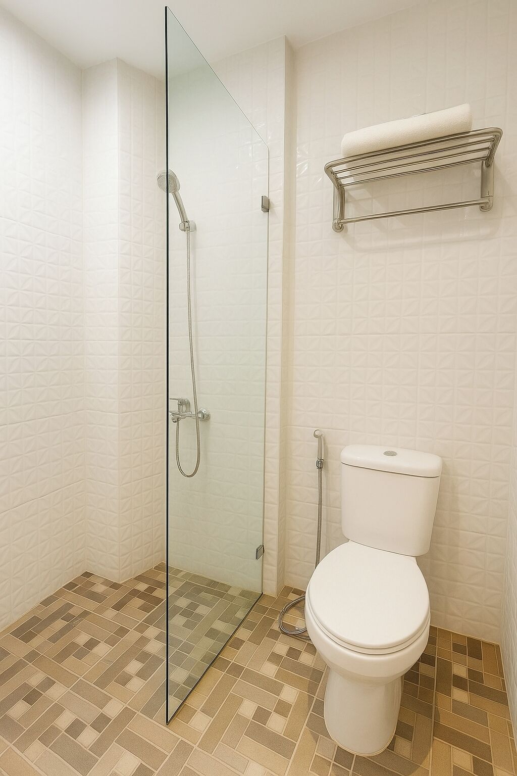 Ein Badezimmer mit Duschkabine, Toilette und Handtuchhalter.