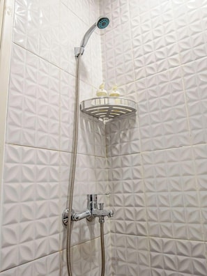 Een douche, handdoeken, zeep, shampoo