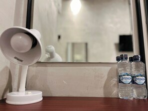 Una scrivania, Wi-Fi gratuito