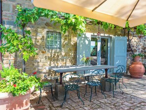 تناول الطعام بالخارج