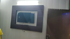Deluxe Room | Desk, rollaway beds, free WiFi, bed sheets