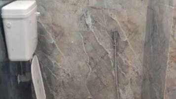 Ducha, artículos de tocador gratuitos, toallas, jabón