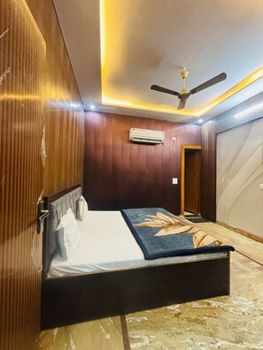 Habitación superior | Escritorio, camas supletorias, wifi gratis y ropa de cama