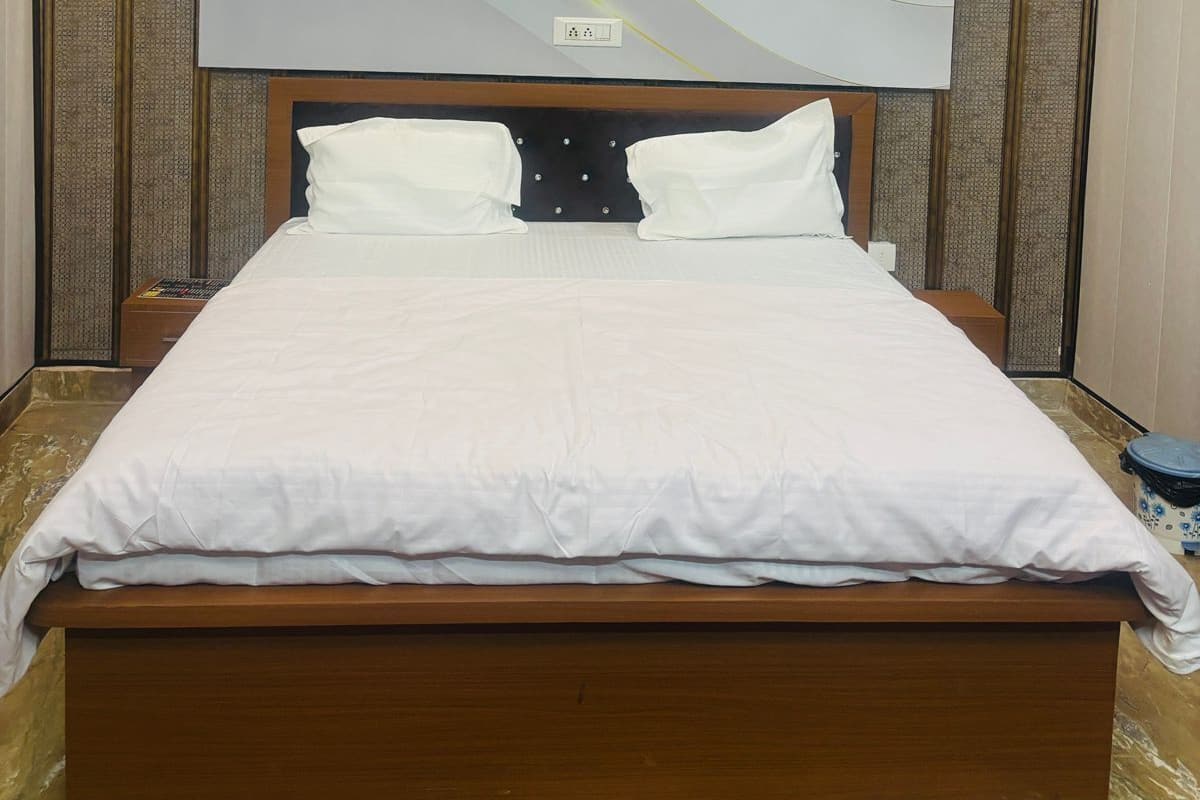 Deluxe Room | Rollaway beds, free WiFi, bed sheets