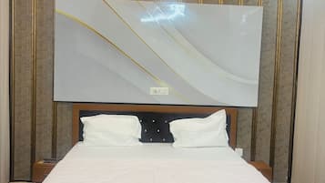 Deluxe Room | Desk, rollaway beds, free WiFi, bed sheets