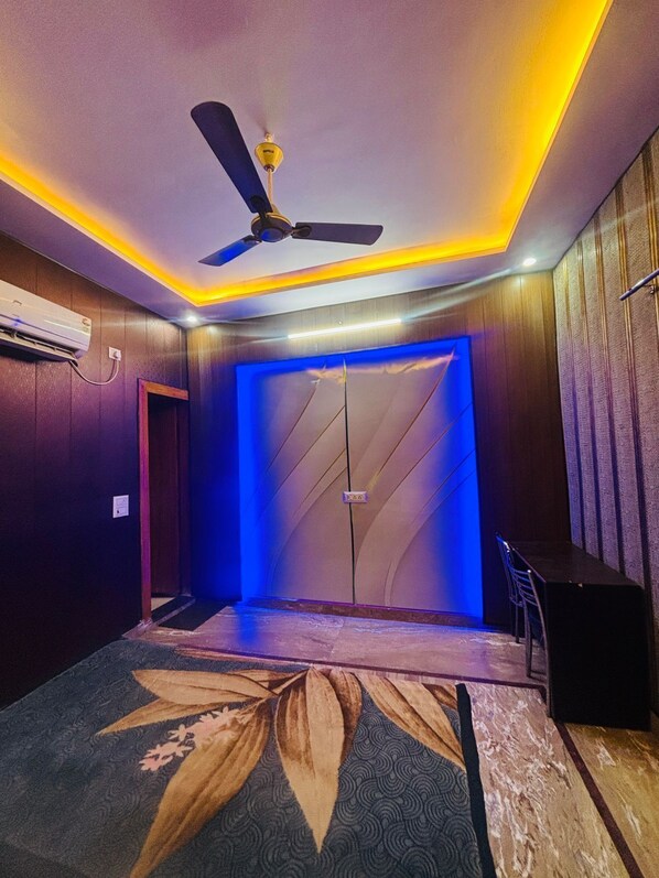 Habitación superior | Escritorio, camas supletorias, wifi gratis y ropa de cama