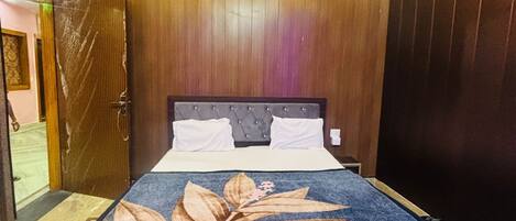 Superior Room | Desk, rollaway beds, free WiFi, bed sheets