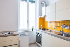Fridge, oven, dishwasher, electric kettle - Metro Università Apartment by Wonderful Italy (Napoli)