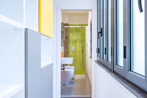 Shower, hair dryer, bidet, towels - Metro Università Apartment by Wonderful Italy (Napoli)