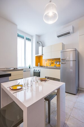 Refrigerador, horno, lavavajillas, tetera/pava eléctrica