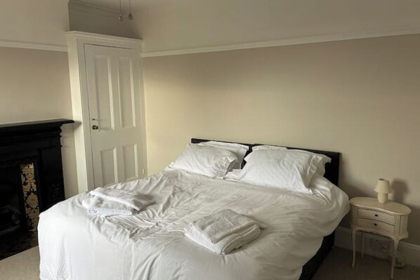 3 chambres, fer et planche à repasser, Wi-Fi, draps fournis