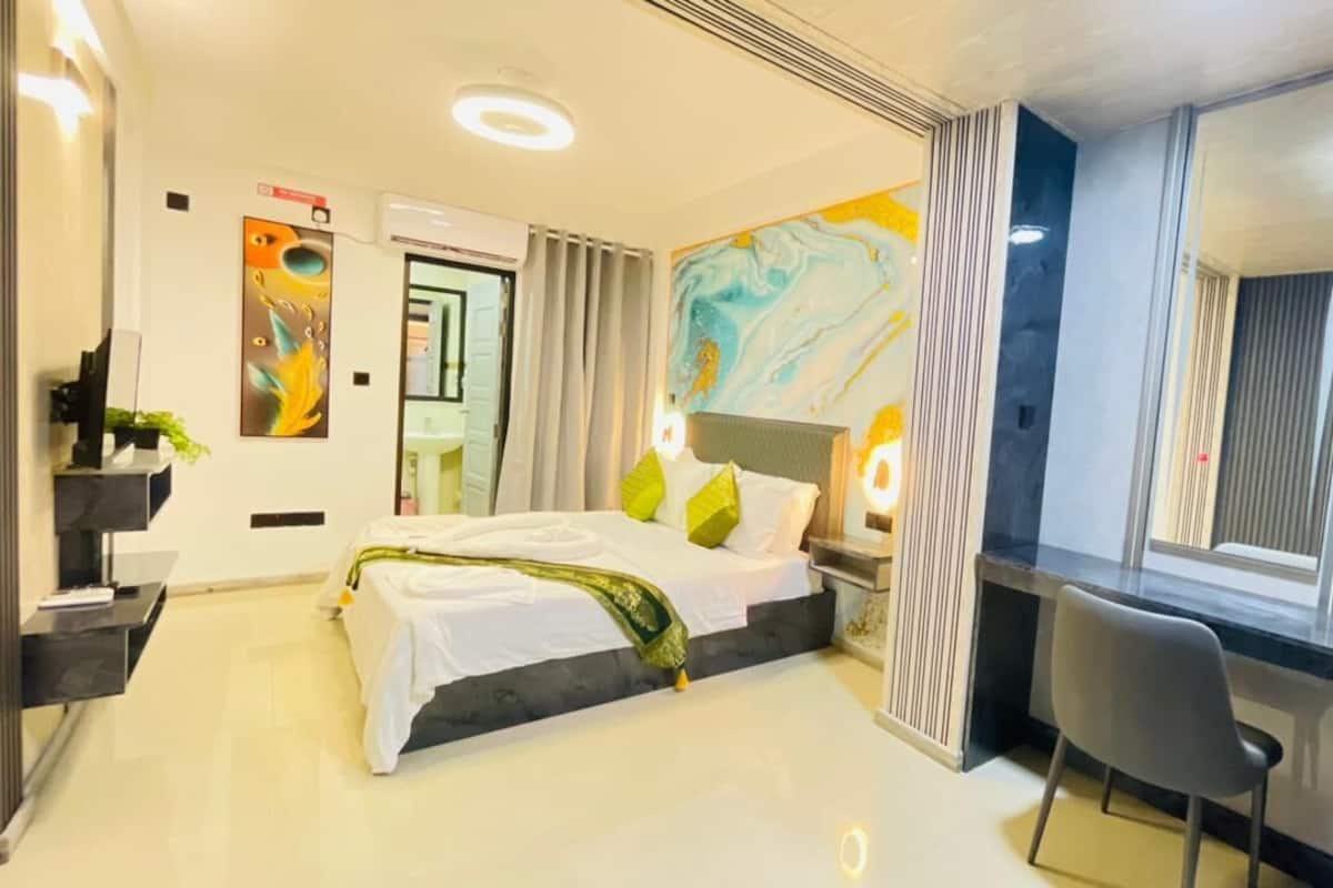 Deluxe tweepersoonskamer, balkon, uitzicht op stad | Een strijkplank/strijkijzer, gratis wifi