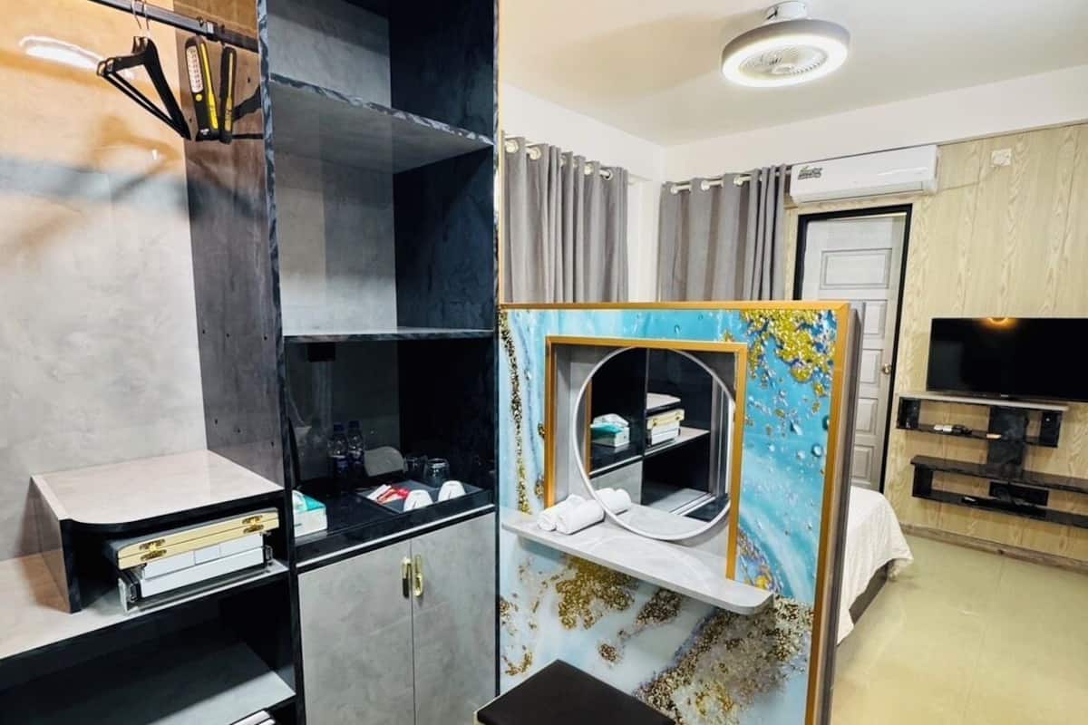 Double Room, Balcony, City View | Iron/ironing board, free WiFi