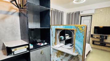 Double Room, Balcony, City View | Iron/ironing board, free WiFi