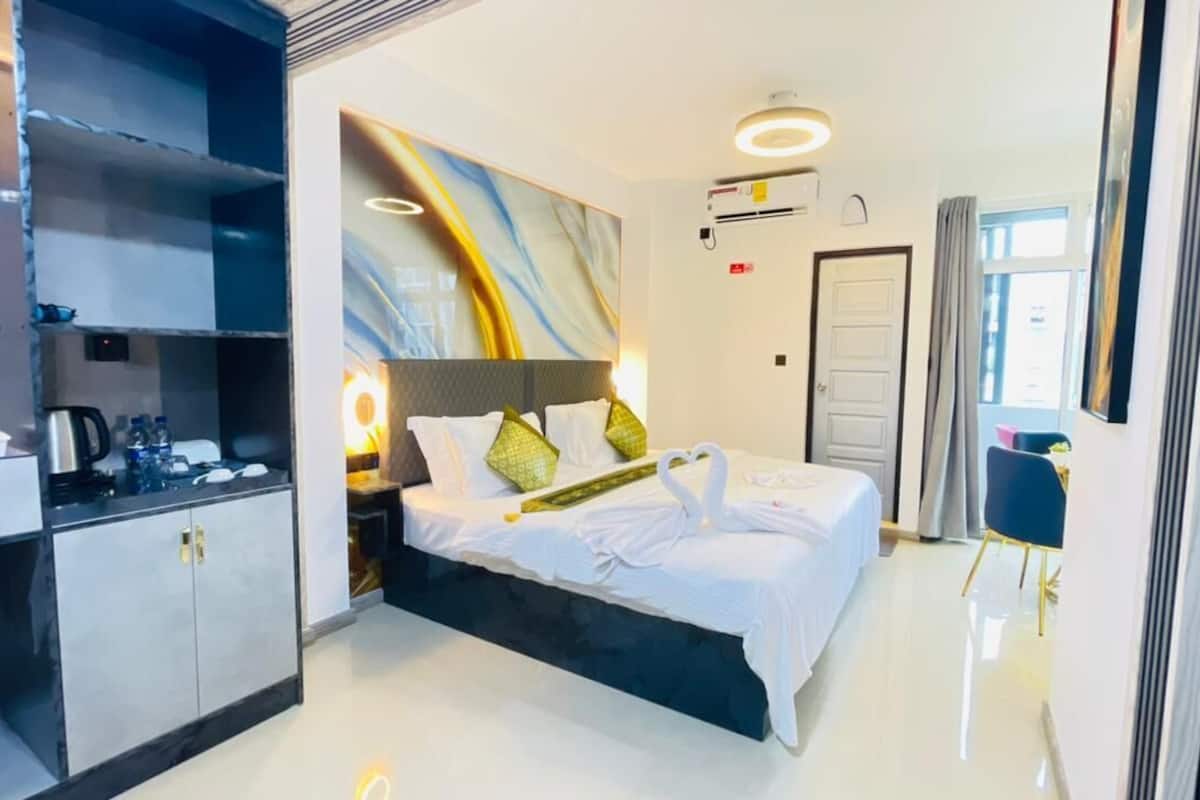 Habitació doble Deluxe, balcó, vistes a la ciutat | Planxa i posts de planxar i wifi gratuïta