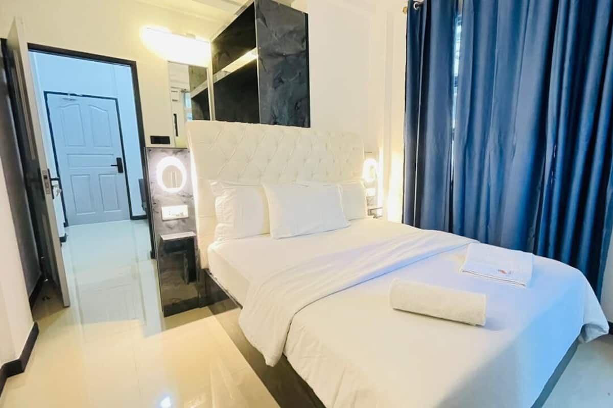 Deluxe Apartment, Balcony, City View | Living area