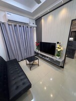 Deluxe Apartment, Balcony, City View | Living area