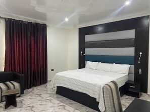 Desk, laptop workspace, blackout curtains, soundproofing - Fravio Apartment  (Bwari)