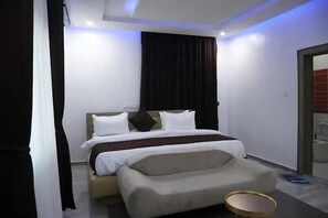 Economy appartement, balkon, uitzicht op de stad | Een bureau, een laptopwerkplek, verduisterende gordijnen