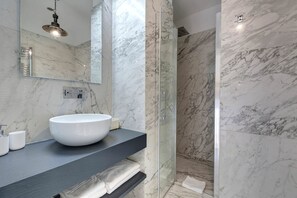 Bruser, hårtørrer, bidet