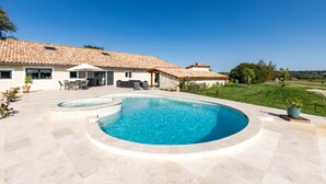 A house with a swimming pool, outdoor furniture, and a garden. - Villa 'Le Basque' in Bazas with Shared Pool, Private Terrace and Wi-Fi (Bazas)