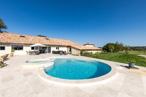 Pool - Villa 'Le Basque' in Bazas with Shared Pool, Private Terrace and Wi-Fi (Bazas)